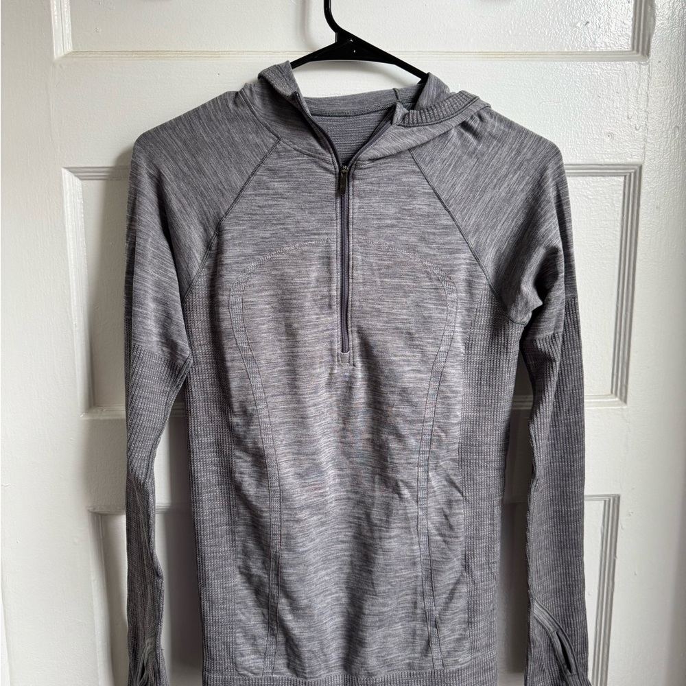 NWOT Lulu Woman’s Half Zip Gray Size 8